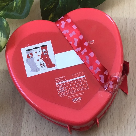Snoopy Valentine’s Day ❤️ Socks in Heart Shaped Box / Peanuts - Picture 3 of 9